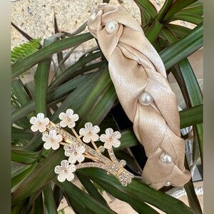 ♥️Silk pearl Braided Ivory Headband and Floral Gold tone Clip set! New!
